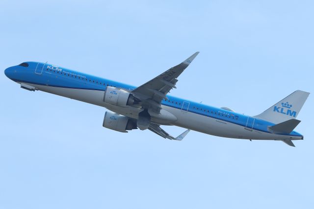 Airbus A321neo (PH-AXA) - PH-AXA KLM Airbus A321neo taking off from Manchester on flight KL1034 to Amsterdam Schiphol at 14:12 on Sunday 09/03/25