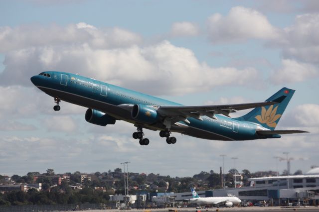 Airbus A330-300 (VN-A370) - ABIT FADES,NEEDS NEW LICK OF PAINT.