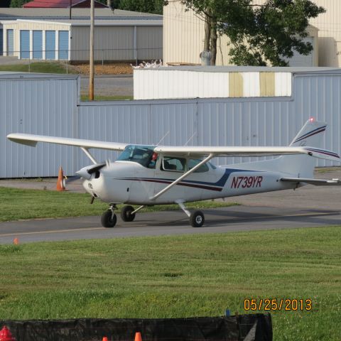 Cessna Skyhawk (N739YR)