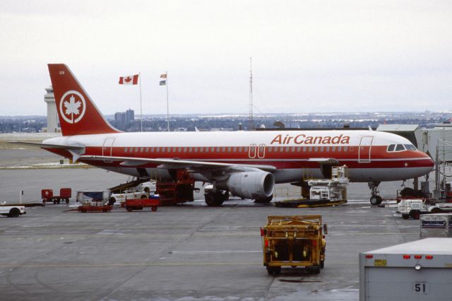 Airbus A320 (C-FPDN) - October 1994 at Calgary