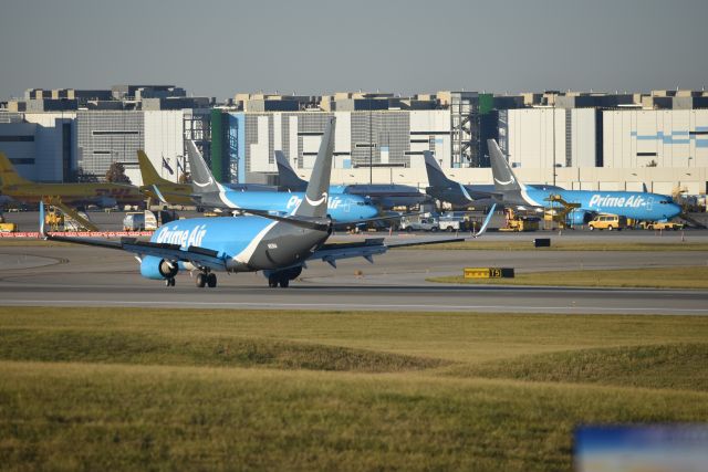 Boeing 737-800 (N5261A) - Amazon Prime Air colors. Rolling out on 18-L on 11-09-20