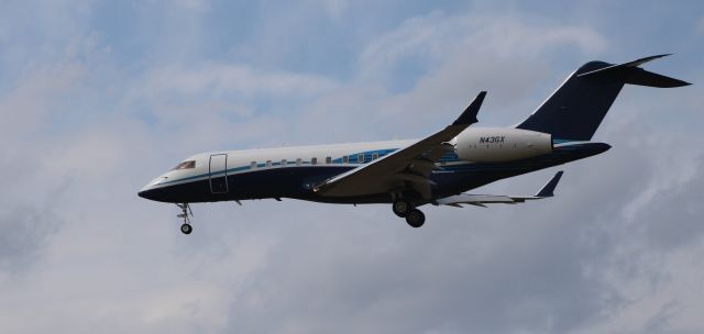 Bombardier Global 5000 (N43GX) - On short final is this 2009 Bombardier Global Express 5000 from the WInter of 2022.