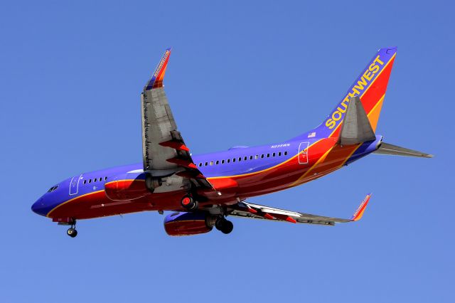 Boeing 737-700 (N235WN) - Inbound from KRDU on short final to RWY 1L at KTPA 12/09/2014.