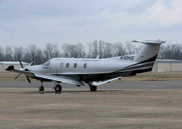 Pilatus PC-12 (N10HS) - At Downtown Shreveport.