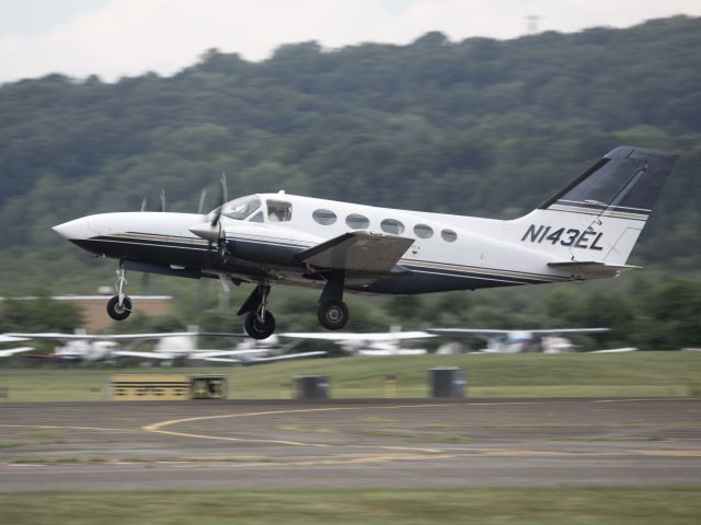 Cessna 421 (N143EL) - 15 JUL 2016. Take off runway 26.