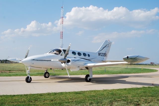 Cessna 421 (N123SM) - Just washed