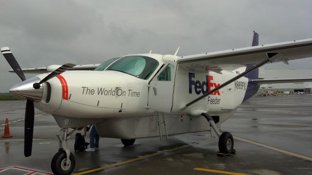 Cessna Caravan (N985FX) - N985FX sits on the FedEx ramp at GSO with less than 20 hours on her.