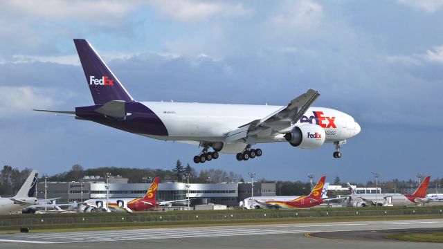 Boeing 777-200 (N895FD) - BOE66 from KPDX on final to Rwy 16R on 11/3/13. The aircraft was returning after having been painted. (LN:1152 cn 41949).