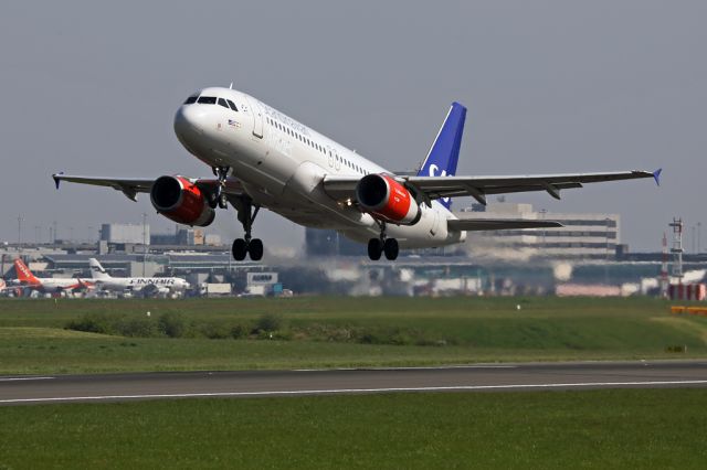 Airbus A320 (OY-KAT) - A regular visitor to Manchester OY-KAT operates the SAS540 flight back to Copenhagen