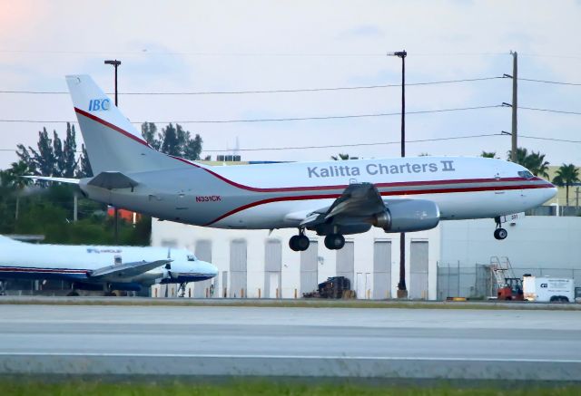 BOEING 737-300 (N331CK)