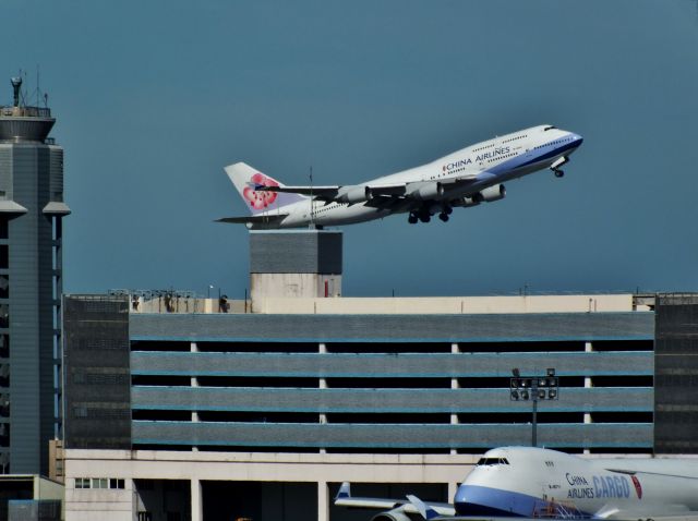 Boeing 747-400 (B-18202)