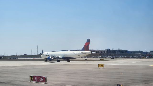 Airbus A321 (N365DN)