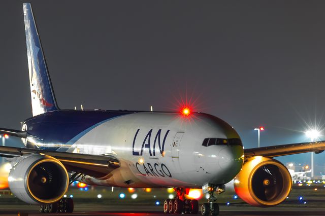 Boeing 777-200 (N774LA)