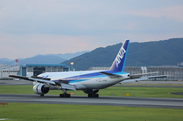 Boeing 777-200 (JA702A)
