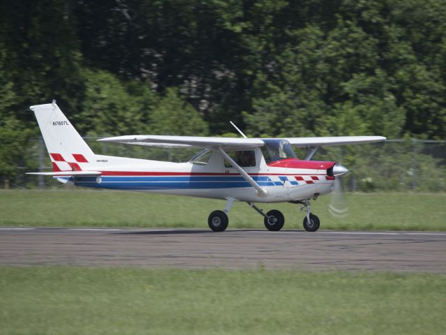 Piper PA-30 Twin Comanche (N7607L) - Take off runway 08. 1 JUN 2016.
