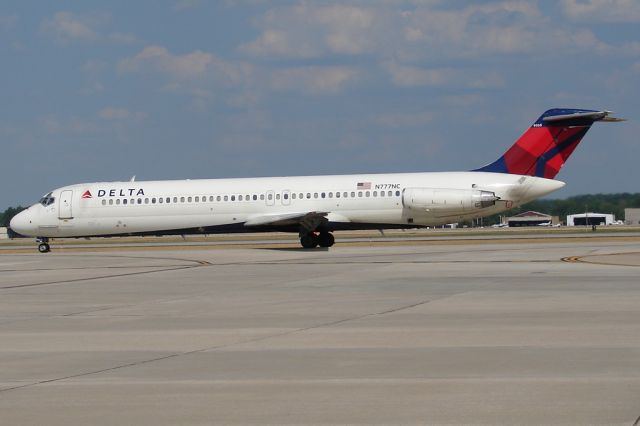 McDonnell Douglas DC-9-50 (N777NC)