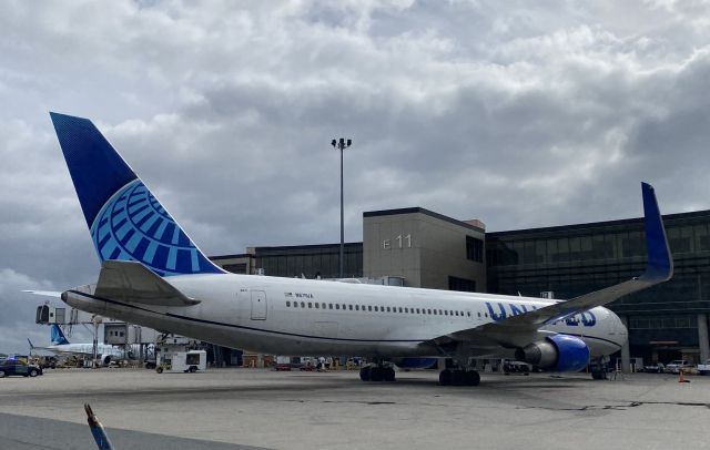 BOEING 767-300 (N671UA) - EWR Diversion