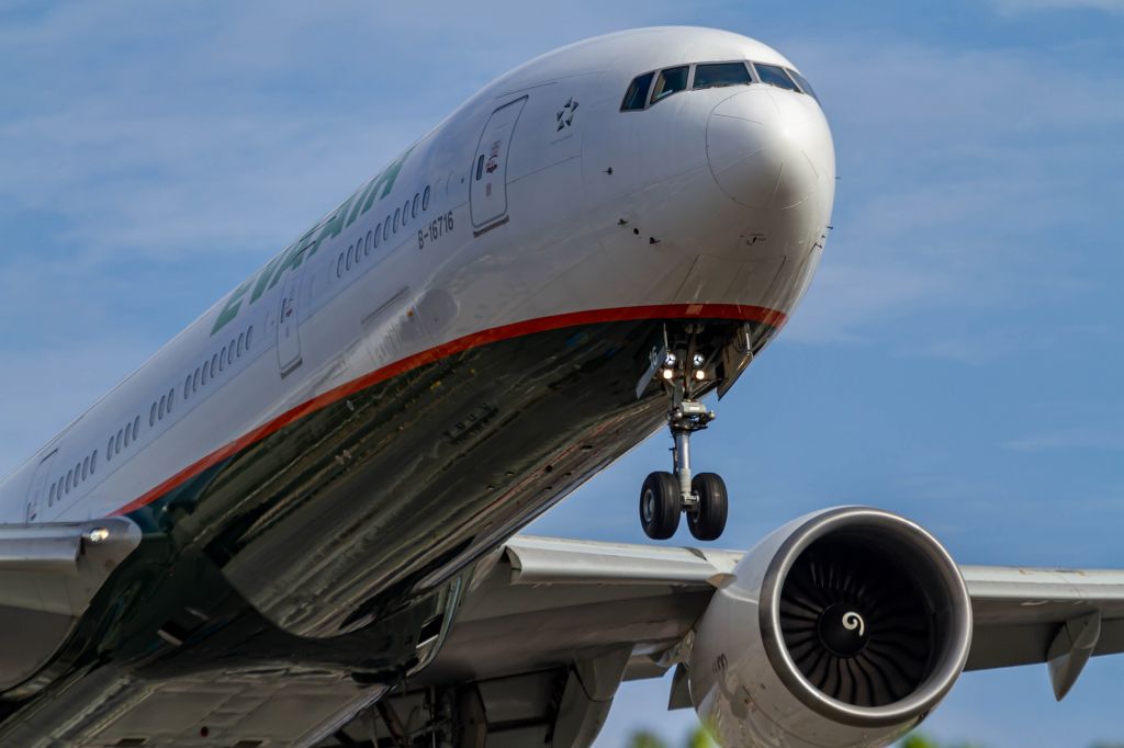 BOEING 777-300ER (B-16716)
