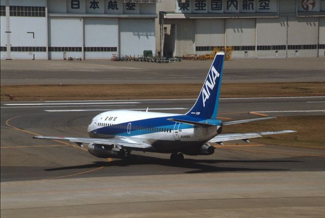 Boeing 737-200 (JA8409) - Taxing at Tokyo-Haneda Intl Airport on 1988/04/09