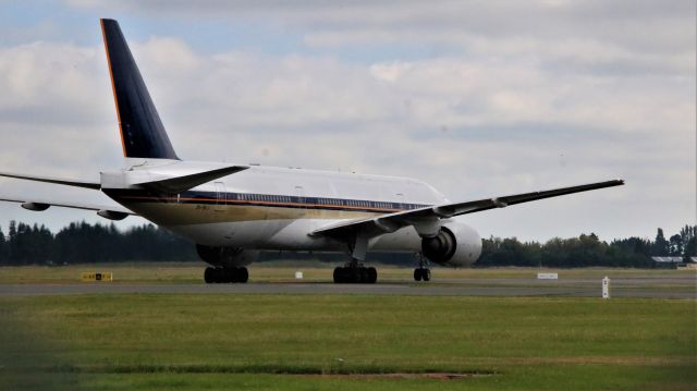 Boeing 777-200 (ZK-OKJ) - Ex Singapore lease aircraft being leased to Air New Zealand while the Rolls Royce Engines on the Dreamliner are being fixed