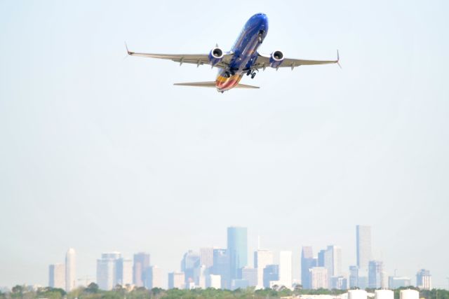 Boeing 737-800 (N8664J)