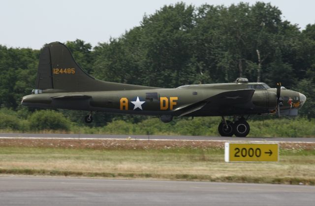 Boeing B-17 Flying Fortress (N3703G)