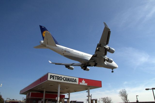 Boeing 747-200 (D-ABTH) - Toronto airport landmark