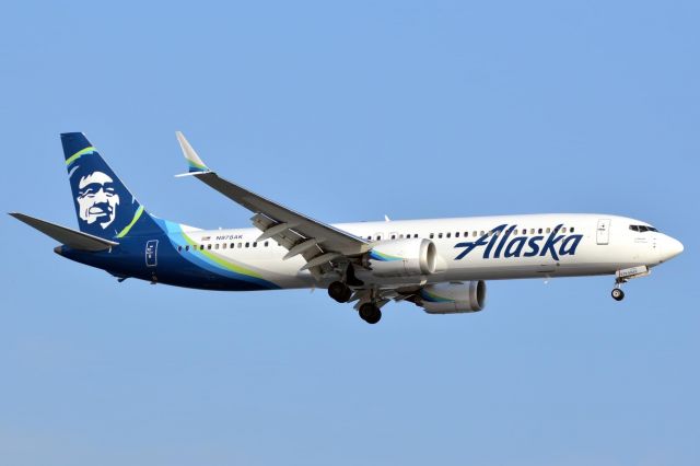 Boeing 737 MAX 9 (N978AK) - Alaska Airlines inbound 22L 