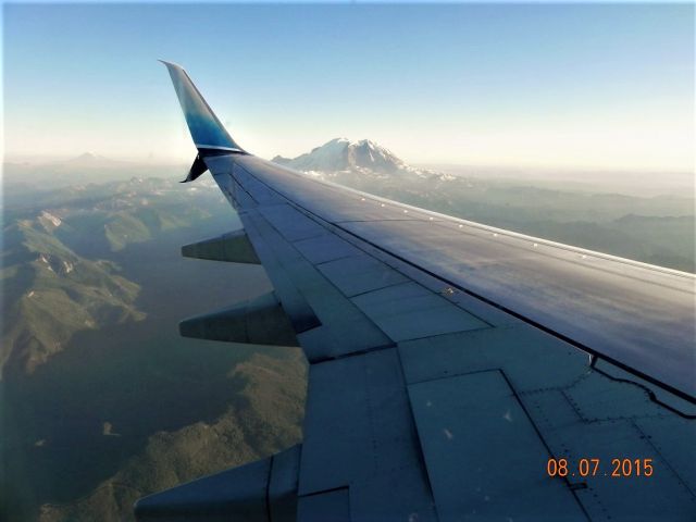 Boeing 737-700 (N512AS) - Beautiful view of Mt. Rainier approaching Seattle on ASA767 from Baltimore in 2015.  Alaskas "Spirit of Seattle" livery.