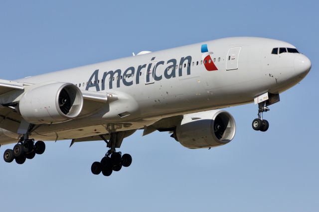 Boeing 777-200 (N752AN)