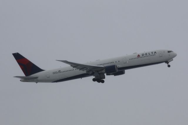 BOEING 767-400 (N836MH) - NE Patriots off to Phoenix just before a snowstorm.