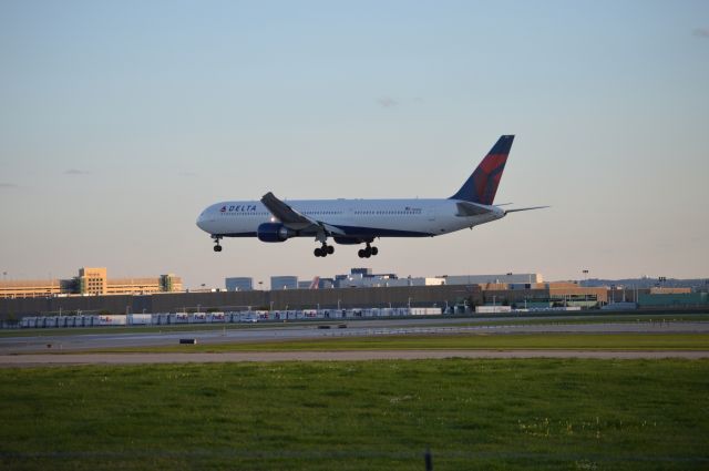 BOEING 767-400 (N833MH) - N833MH Arriving at MSP onRWY 12R from LAX.