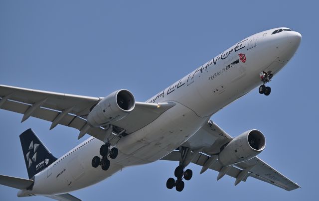 Boeing 737-700 (B-5912) - 27.Apr.2025br /Landing at RWY22(B).br /The photo was taken at Jonanjima Seaside Park.