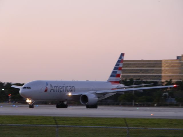 Boeing 777-200 (N772AN)