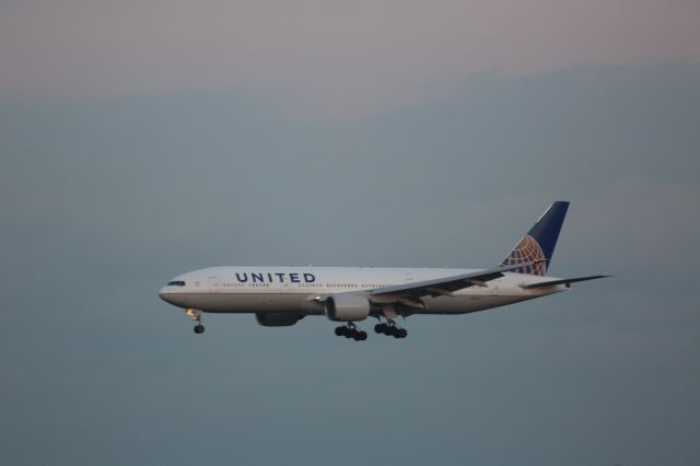 Boeing 777-200 (N217UA)