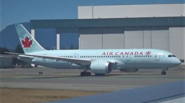 Boeing 787-8 (C-GHPU) - Nice to see an old livery Air Canada Dreamliner before it gets its new livery.