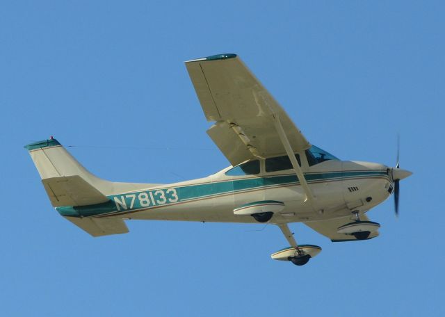 Cessna Skyhawk (N78133) - Landing on runway 05 at the Downtown Shreveport airport.