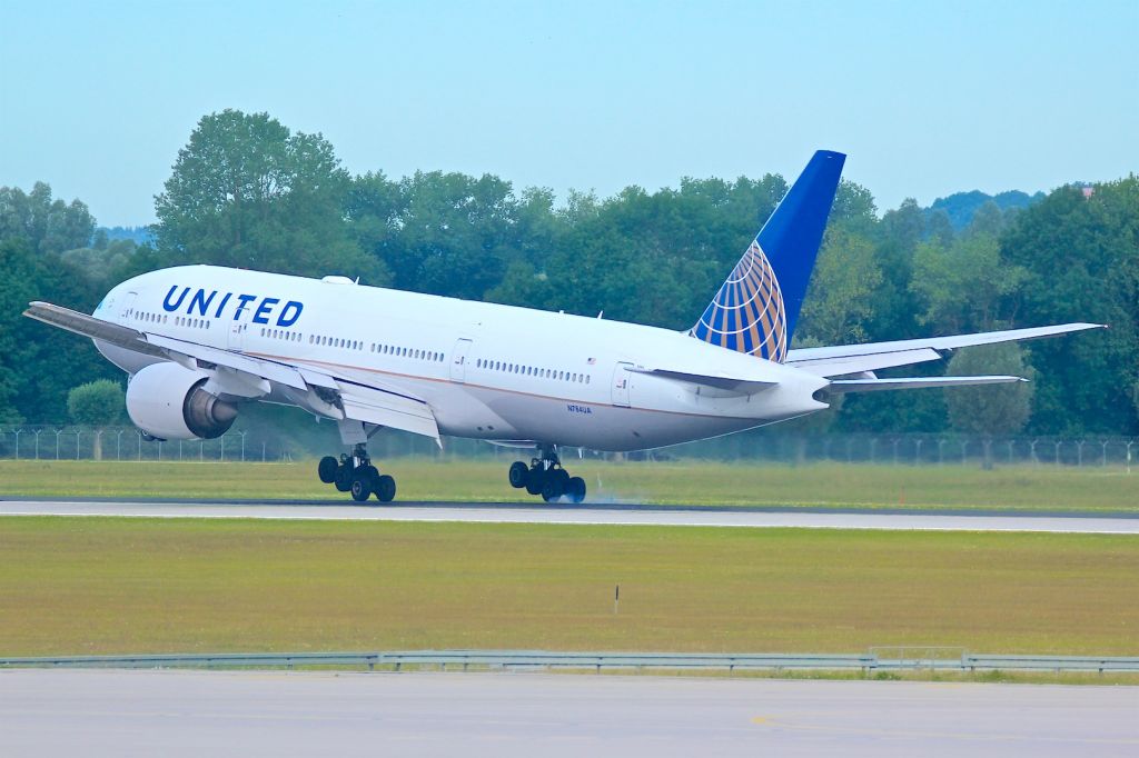 Boeing 777-200 (N784UA)