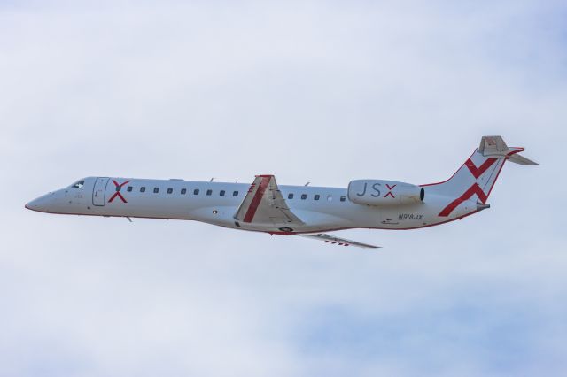 Embraer ERJ-135 (N918JX) - A JSX ERJ135 taking off from PHX on 2/13/23, the busiest day in PHX history, during the Super Bowl rush. Taken with a Canon R7 and Canon EF 100-400 II L lens.