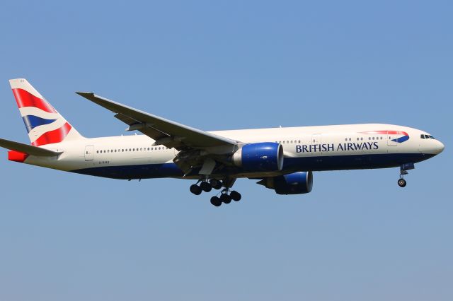 Boeing 777-200 (G-RAES) - G-RAES about to touch down on runway 09L. Photo taken from the grass hill just near T5.