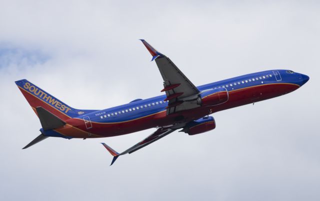 Boeing 737-800 (N8641B) - Taken during the short time of JAN using a single runway for both departure and arrival (16L/34R). Always a good day to see another 738!