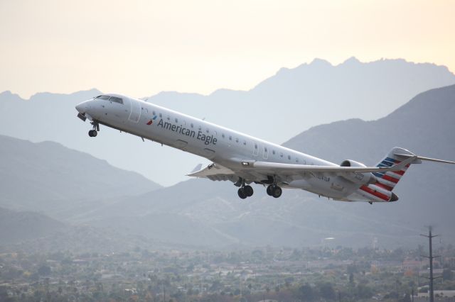 Canadair Regional Jet CRJ-900 (N241LR)