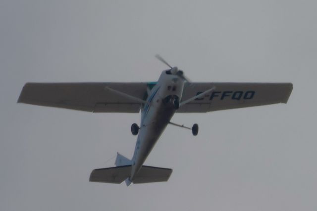 Cessna 152 (C-FFQO) - C-FFQO Cessna Commuter 152 Orion Aviation Québec Inc. Survolant le fleuve St-Laurent QC. à Lavaltrie. Le 01-04-2025 à 10:40.