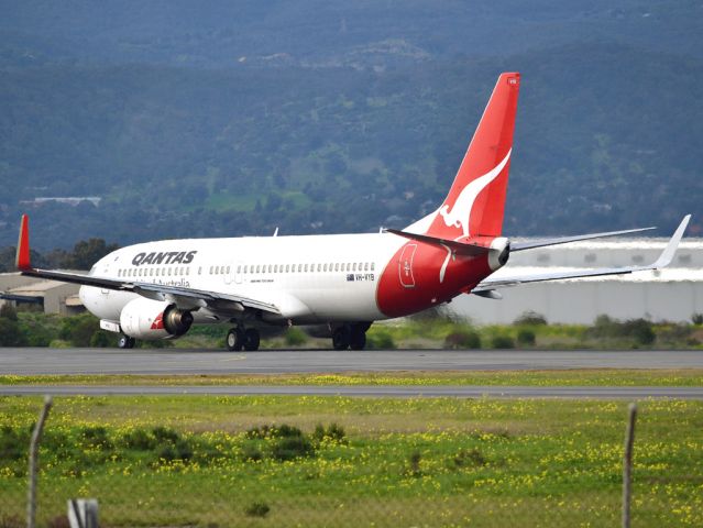 Boeing 737-800 (VH-VYB) - Turning on to runway 05 in preparation for take off. Thursday, 12th July 2012.