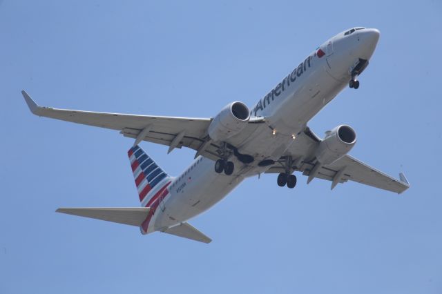 Boeing 737-800 (N928NN)