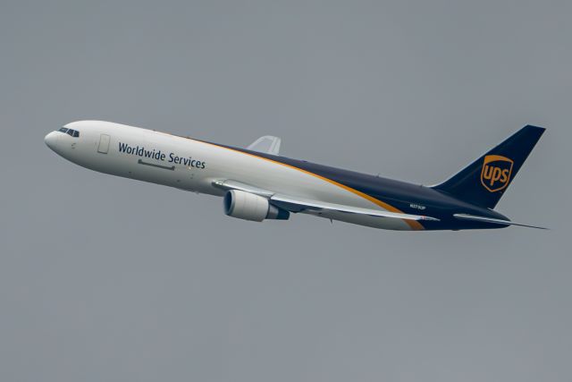 BOEING 767-300 (N375UP)