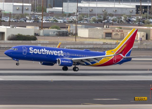 Boeing 737-800 (N8681M)