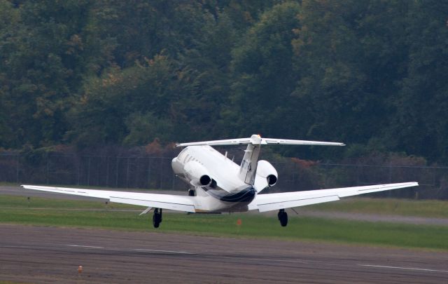 Cessna Citation CJ2+ (N717HA) - Take off RW26. RELIANT AIR operates three CJ2s, including a brand new CJ2+. RELIANT AIR has the lowest fuel price on the Danbury (KDXR) airport.