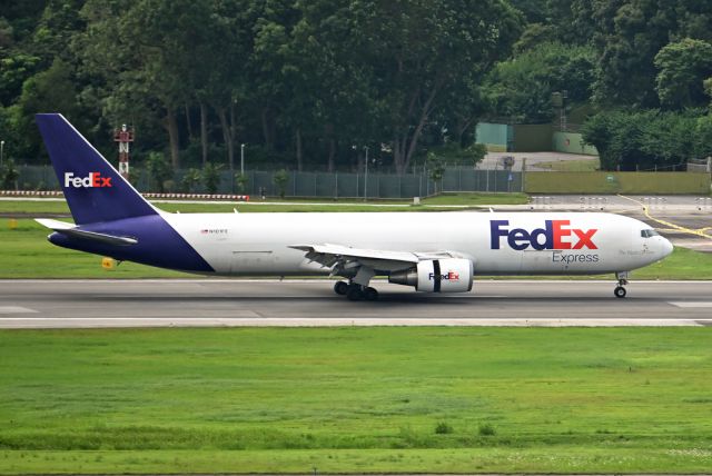 BOEING 767-300 (N101FE)