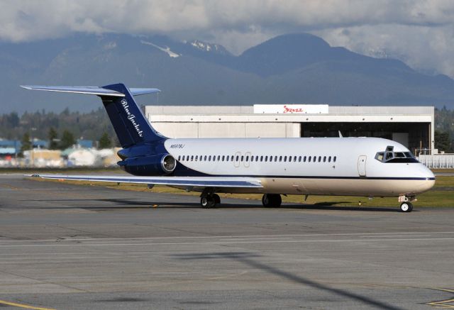 McDonnell Douglas DC-9-30 (N697BJ) - The NHL ice hockey team Columbus Blue Jackets charter plane